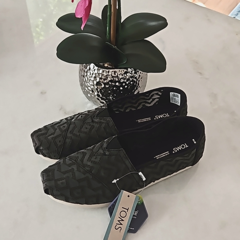 TOMS Chevron Lace Shoes